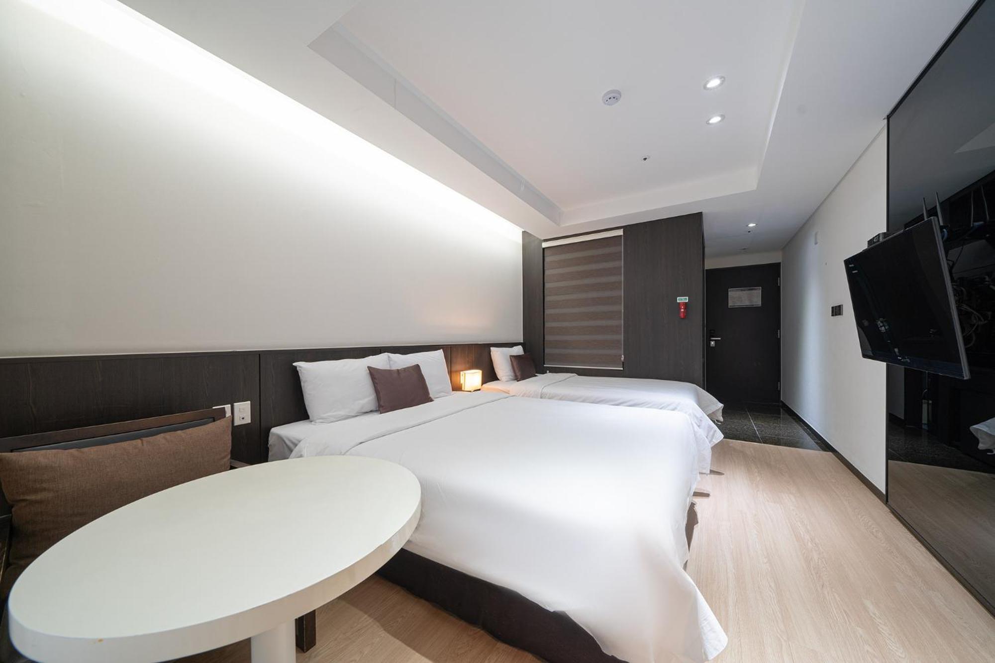 Ramada by Wyndham Yongin Hotel Bagian luar foto