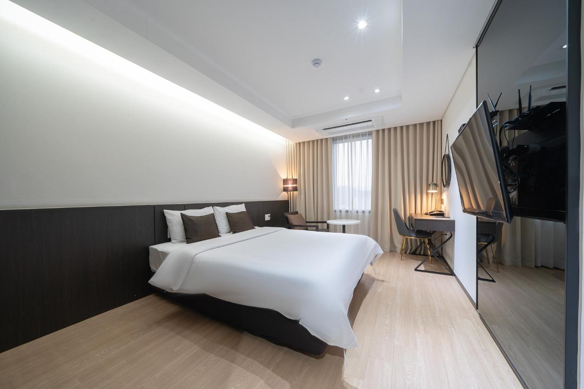 Ramada by Wyndham Yongin Hotel Bagian luar foto