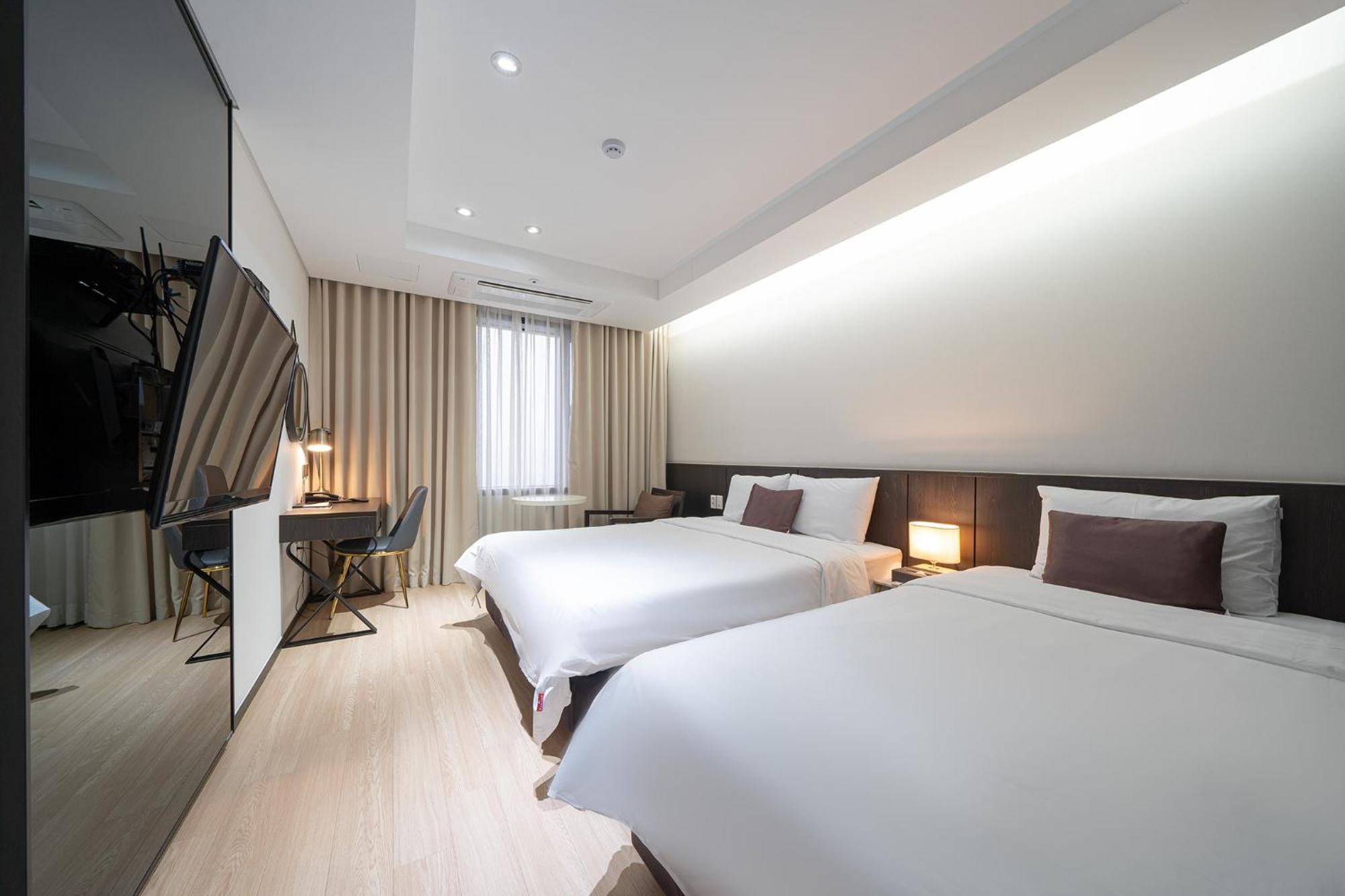 Ramada by Wyndham Yongin Hotel Bagian luar foto